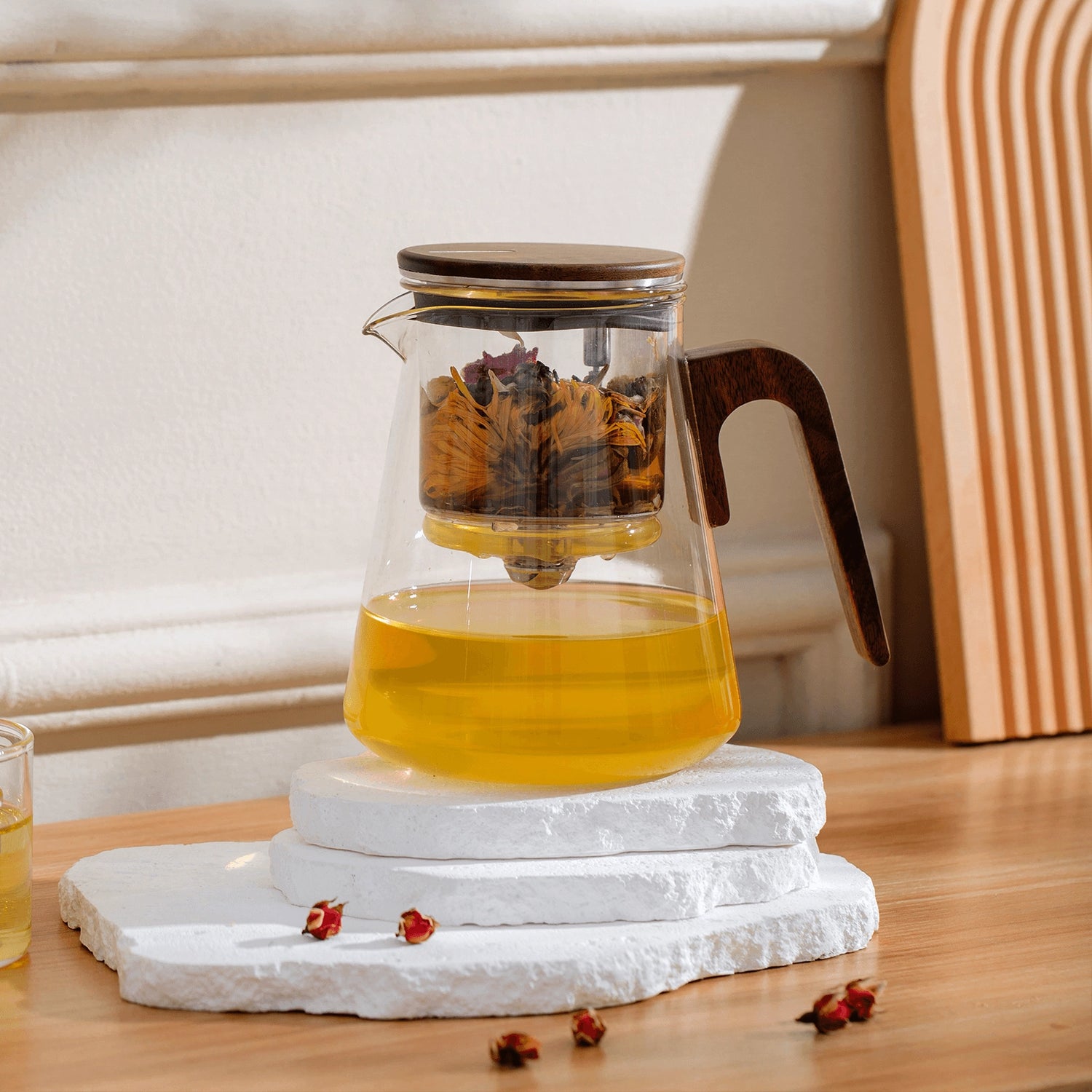 Magnetic Tea Pot 27 Oz with Infuser Walnut Wood Handle – ZENSLIVING Magnetic Tea Pot 27 Oz with Infuser Walnut Wood Handle – ZENSLIVING